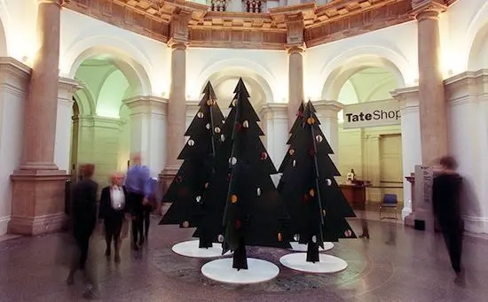 En images : les sapins de Noël de la Tate Britain