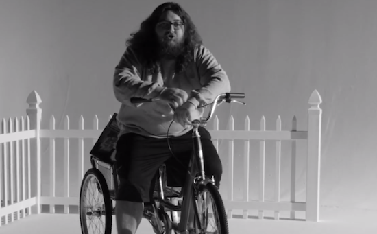 Jonwayne sur son tricycle pour le clip de “The Come Up”