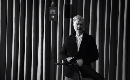 Vidéo : David Lynch présente son exposition à Paris avec originalité