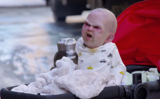 Vidéo : un bébé maléfique dans les rues de New York