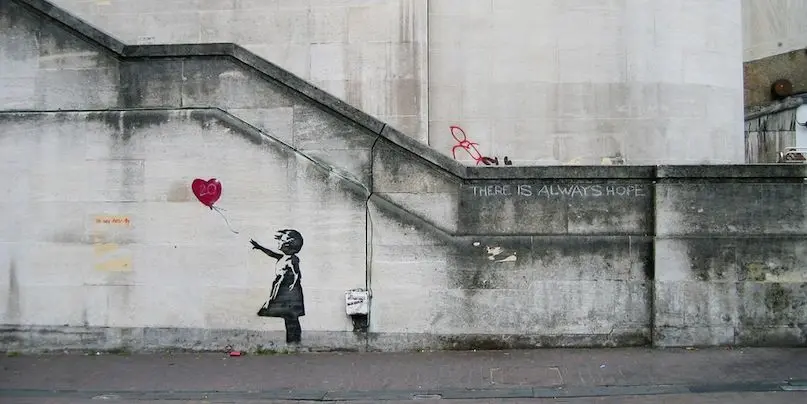 La petite fille au ballon rouge de Banksy arrachée et vendue