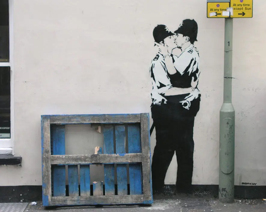 “Kissing Coppers” : encore un Banksy vendu aux enchères