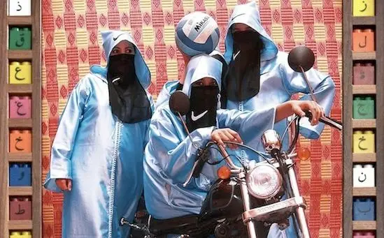 Hassan Hajjaj photographie les bikeuses marocaines