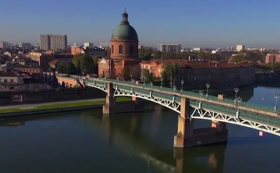 Vidéo : un drone au-dessus de Toulouse et de la Garonne