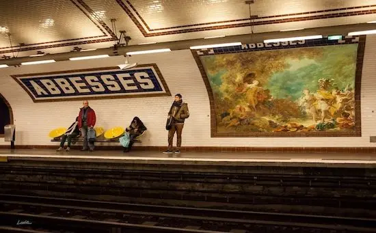En images : un artiste remplace les publicités par des tableaux classiques