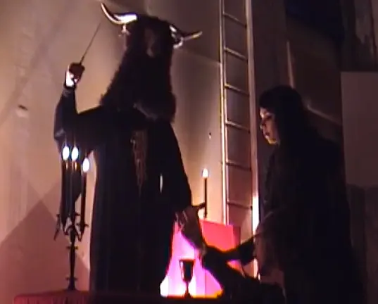 The Men dans une messe satanique pour le clip de “Pearly Gates”