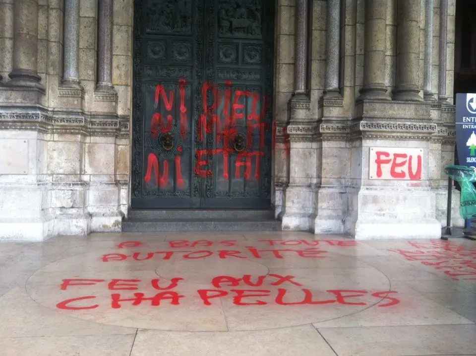 Le Sacré-Coeur vandalisé par des tags anarchistes