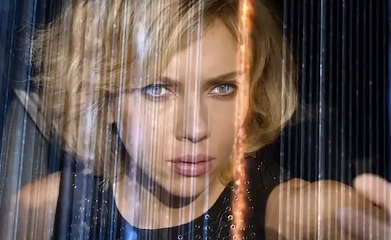 Scarlett Johansson invincible dans le premier trailer de “Lucy”