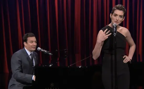 Vidéo : Jimmy Fallon et Anne Hathaway chantent le rap façon Broadway