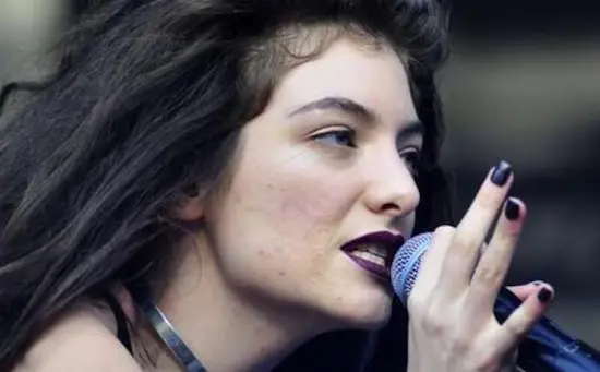 Lorde dévoile une image d’elle sans retouches Photoshop