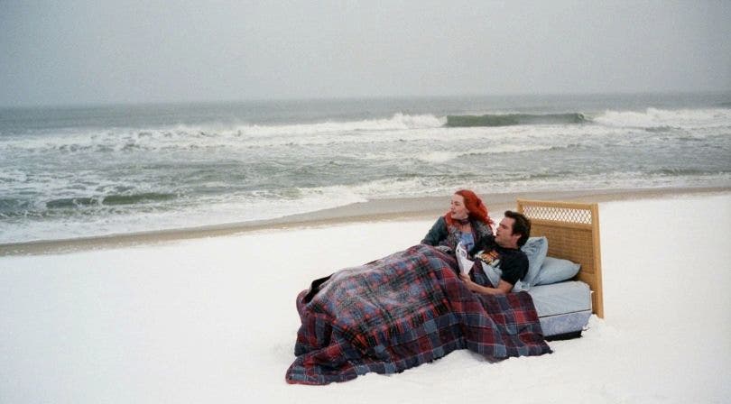 Dans Eternal Sunshine of Spotless Mind, Jim Carrey et Kate Winslet sont dans un lit (Crédit Image : Focus Features)