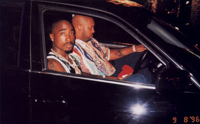 Peu après leur départ, la voiture s'arrête au feu rouge. Tupac baisse la vitre et un photographe immortalise ce moment, réalisant alors le dernier cliché du rappeur en vie.
