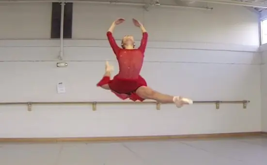 Les figures les plus extrêmes des danseurs de ballet en slow motion