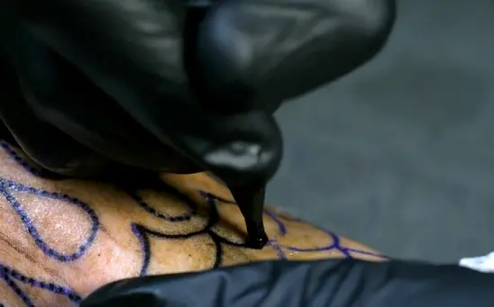Vidéo : l’art du tatouage en slow motion