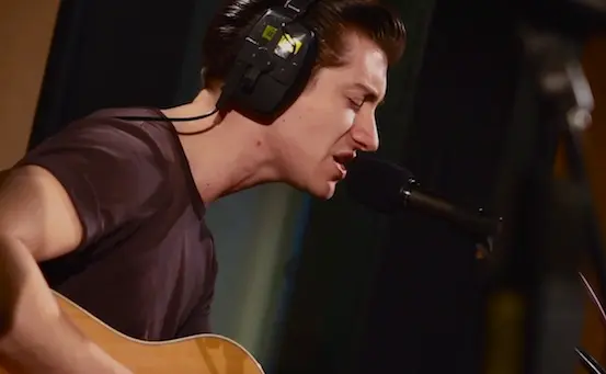 Arctic Monkeys reprend “Feels Like We Only Go Backwards” de Tame Impala