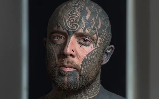 Un photographe donne un autre visage au tatouage facial
