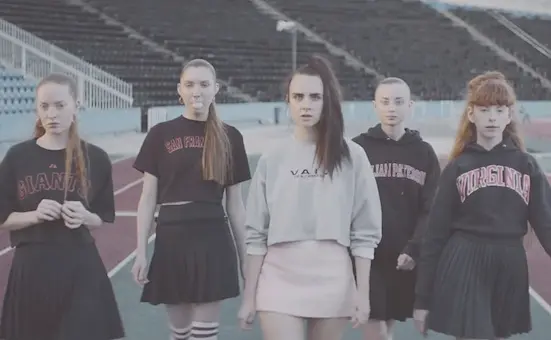MØ et sa bande de filles dans le clip de “Walk This Way”