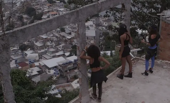 Pearls Negras : à la rencontre des rappeuses des favelas brésiliennes