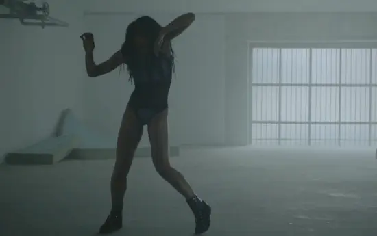 Vidéo : FKA Twigs dévoile ses qualités de danseuse dans le clip de “Tw-Ache”