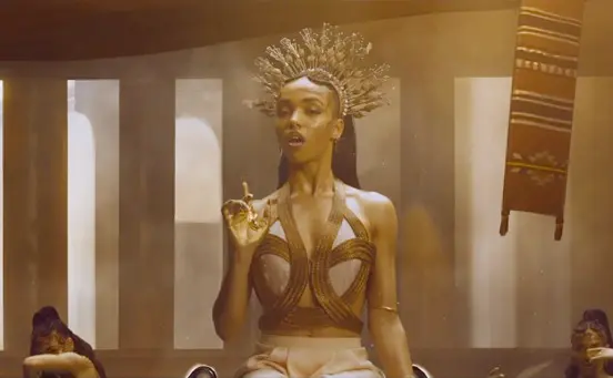 FKA Twigs, déesse majestueuse dans le clip de “Two Weeks”