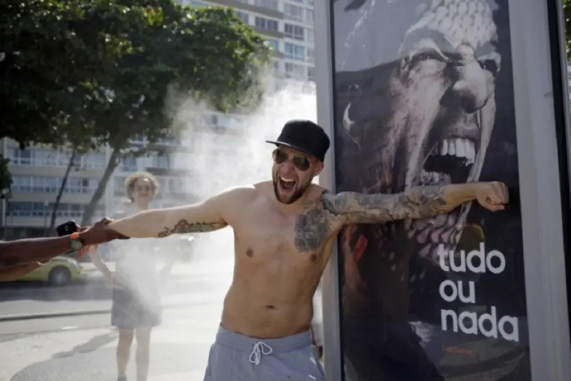 Au Brésil, une affiche de Luis Suarez devient une attraction touristique