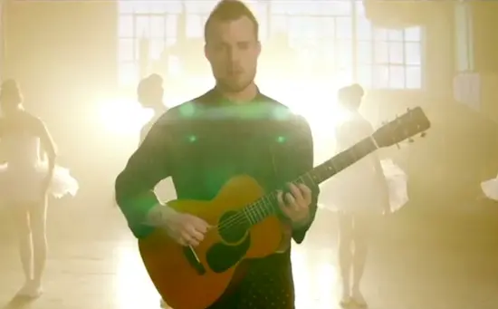 Asgeir fait danser militaires et ballerines dans son nouveau clip