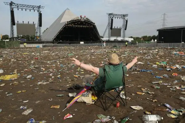 En images : après le festival Glastonbury, un océan de déchets