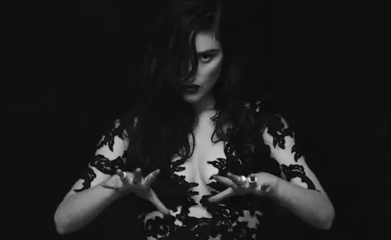 Banks partage l’envoûtant clip de “Beggin For Thread”