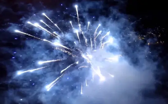 Vidéo : voilà à quoi ressemble un feu d’artifice vu d’un drone