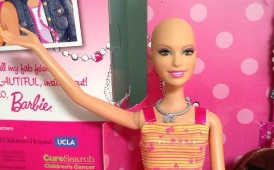 Une Barbie chauve pour aider les enfants sous chimiothérapie