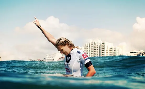 Docu : plongée en eaux troubles avec la surfeuse Stephanie Gilmore