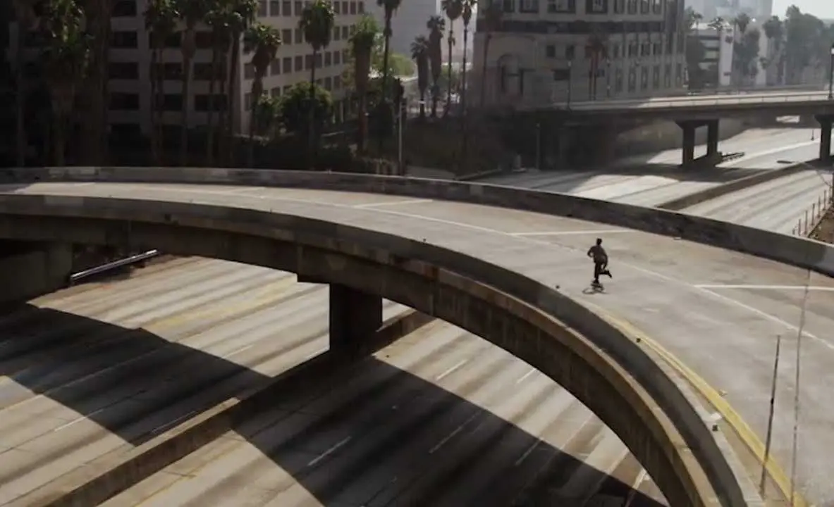 Vidéo : faire du skate dans une ville déserte, ça donnerait ça