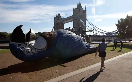 Un perroquet mort géant, subtil hommage aux Monty Python à Londres
