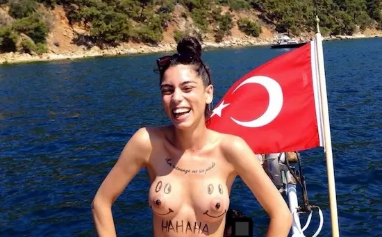 Turquie : la réponse des femmes face au conseil de ne pas “rire fort en public”