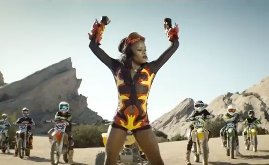 Azealia Banks en virée dans le clip de “Heavy Metal and Reflective”