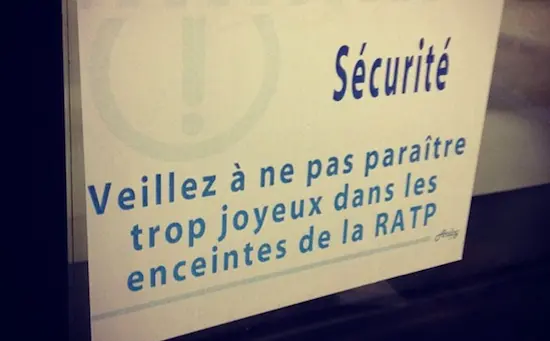 Un street-artist détourne les affiches de la RATP dans le métro parisien