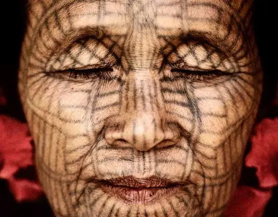En images : les visages tatoués des femmes Chin en Birmanie