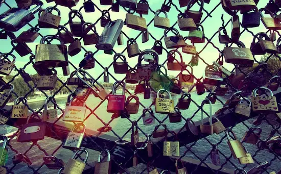 La mairie de Paris veut remplacer les cadenas d’amour par des selfies