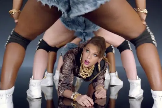 Taylor Swift accusée (à tort ?) de racisme pour son clip “Shake it off”