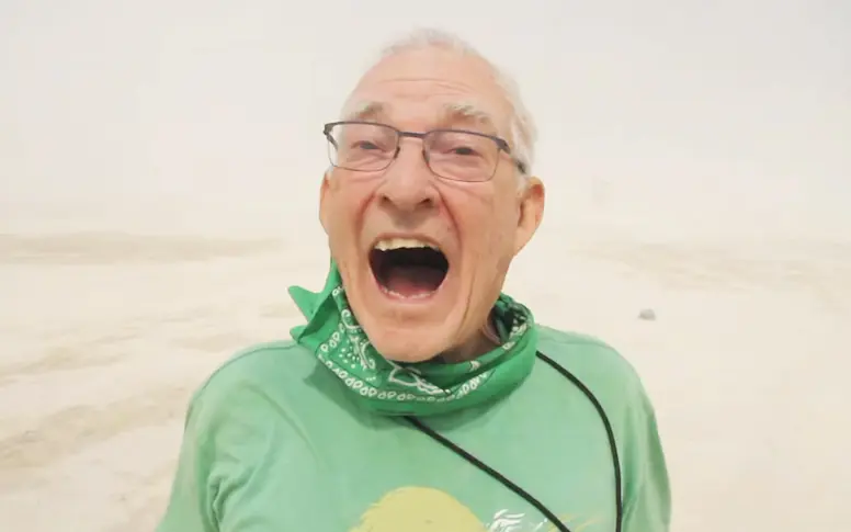 Docu : à 81 ans, Charlie a fait son premier Burning Man