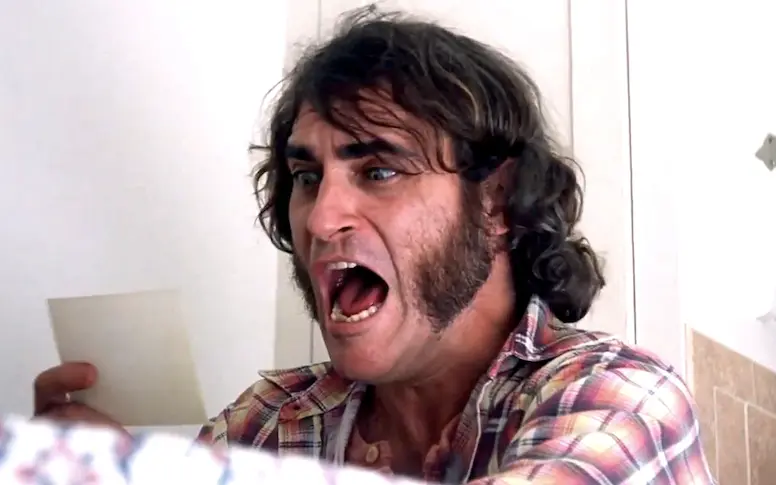 Joaquin Phoenix dans le trailer déjanté d’Inherent Vice de Paul Thomas Anderson