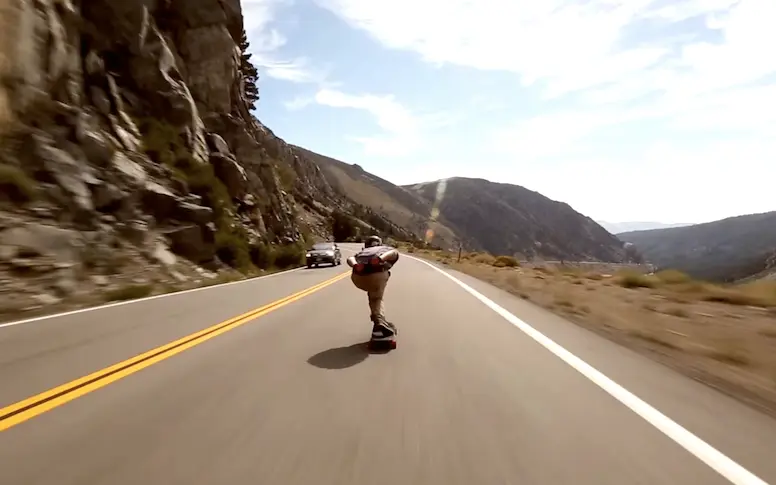 Vidéo : les pointes de vitesse de ce longboarder vont vous donner des frissons