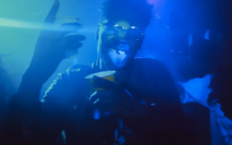 Danny Brown retourne un appart’ dans le clip de “Smokin & Drinkin”