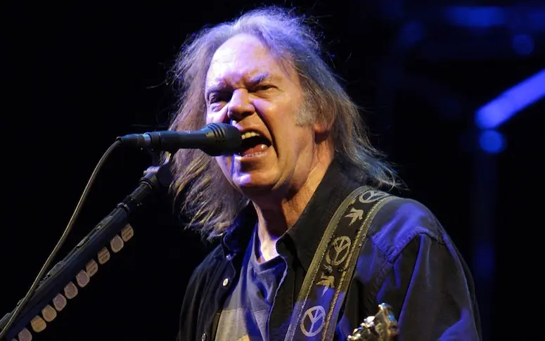 Neil Young livre trois versions de son nouveau single “Who’s Gonna Stand Up ?”