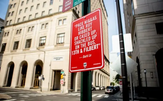 Aux États-Unis, le rap s’affiche sur les panneaux de signalisation