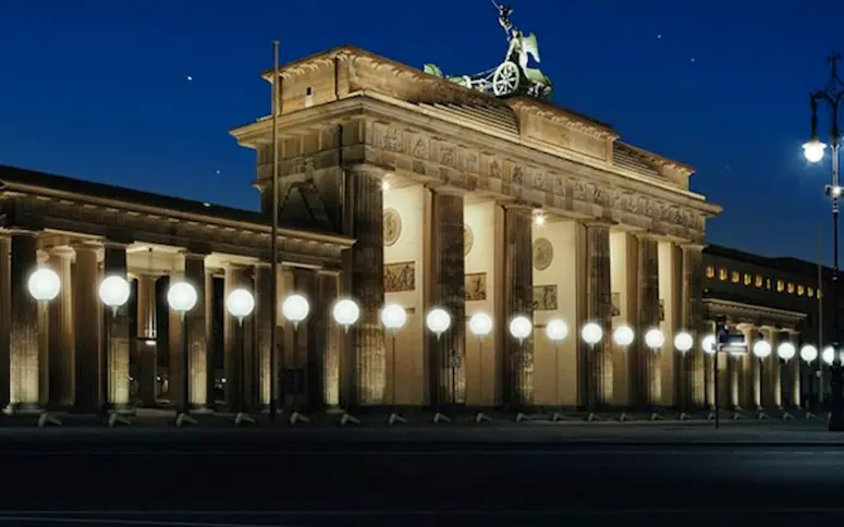 Vidéo : une frontière lumineuse érigée pour les 25 ans de la chute du mur de Berlin