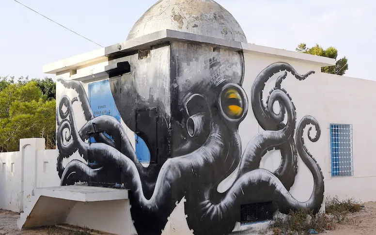 Docu : comment un village tunisien a repris des couleurs grâce à 150 street-artists