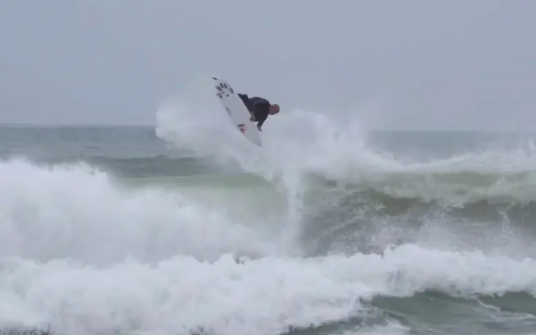 Vidéo : la folle manoeuvre de Kelly Slater au Portugal