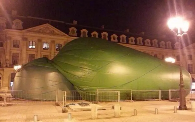 Place Vendôme : le “sapin” ambigu saccagé dans la nuit