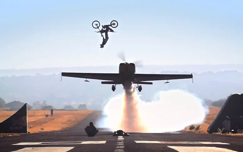 Vidéo : ce pilote de motocross réussit un backflip au-dessus d’un avion en vol